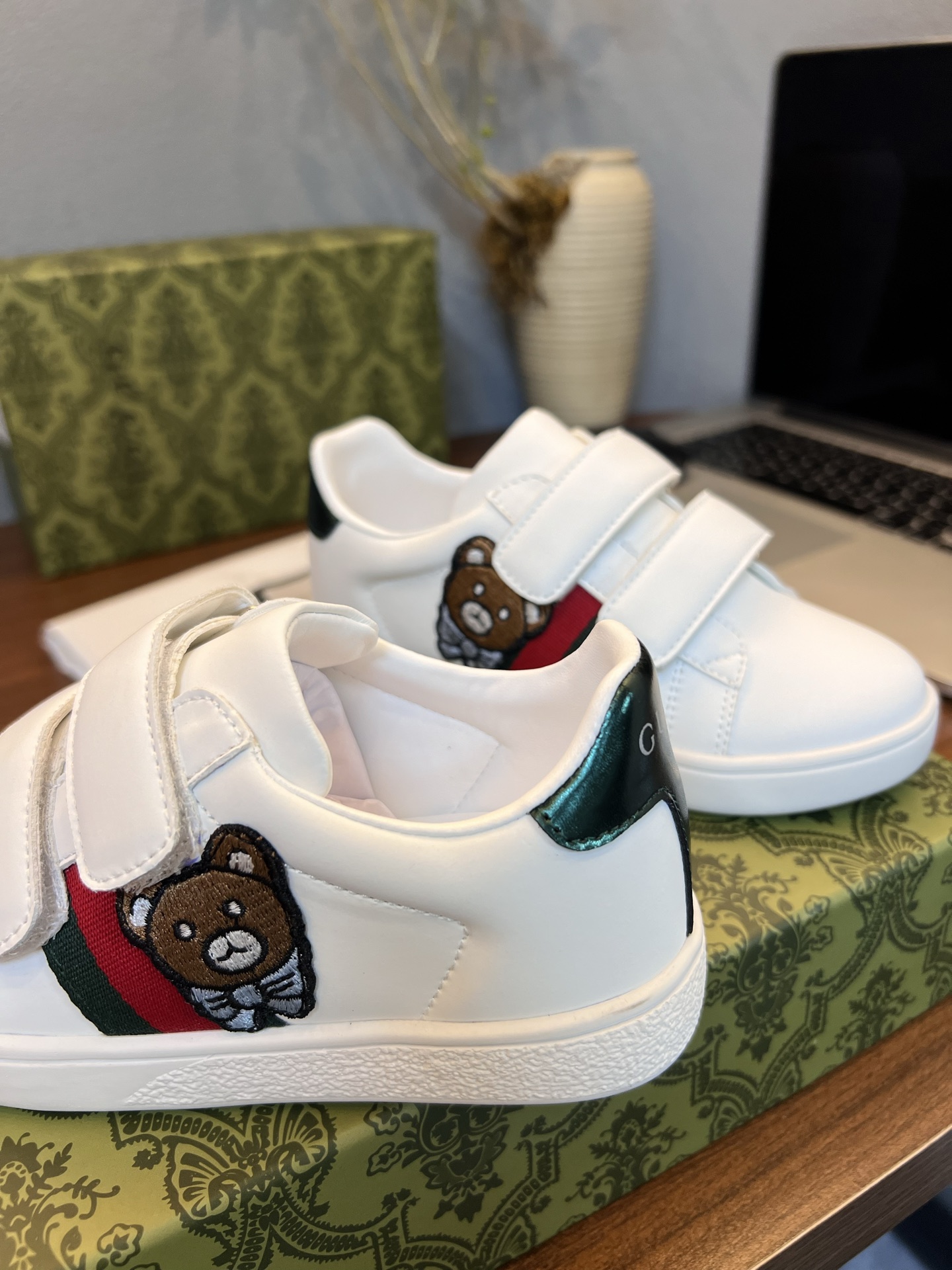 Children's shoes child